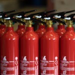 Des extincteurs qui captent l’attention, même hors urgence.